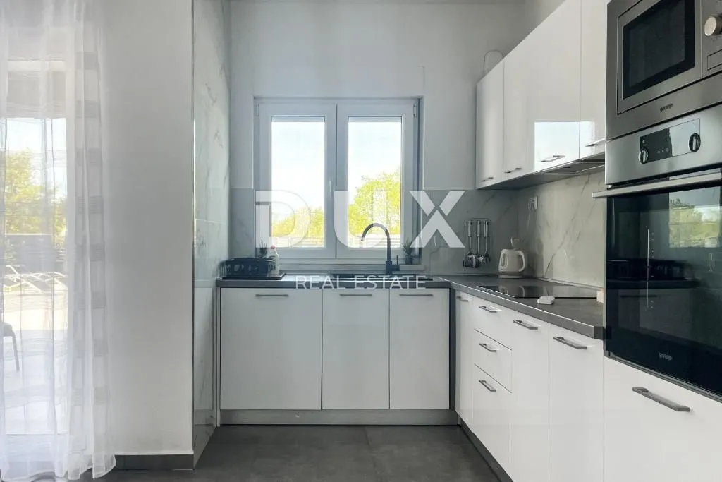 zadar, murvica - vila s bazenom i velikom okućnicom! - slika 11