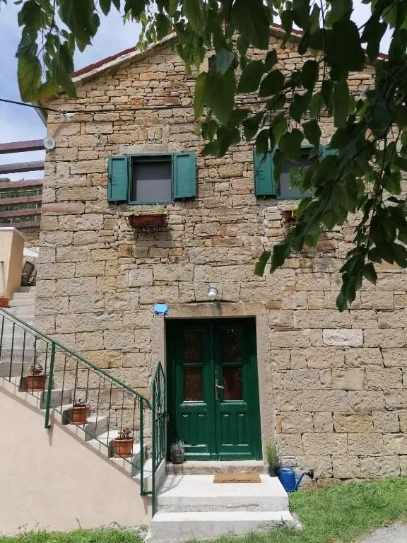 istra,buzet(okolica)-simpatična kamena kuća s predivnim pogledom - slika 2