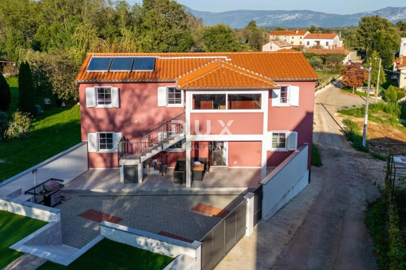 istra, labin - komforna kuća s dva stana - slika 2