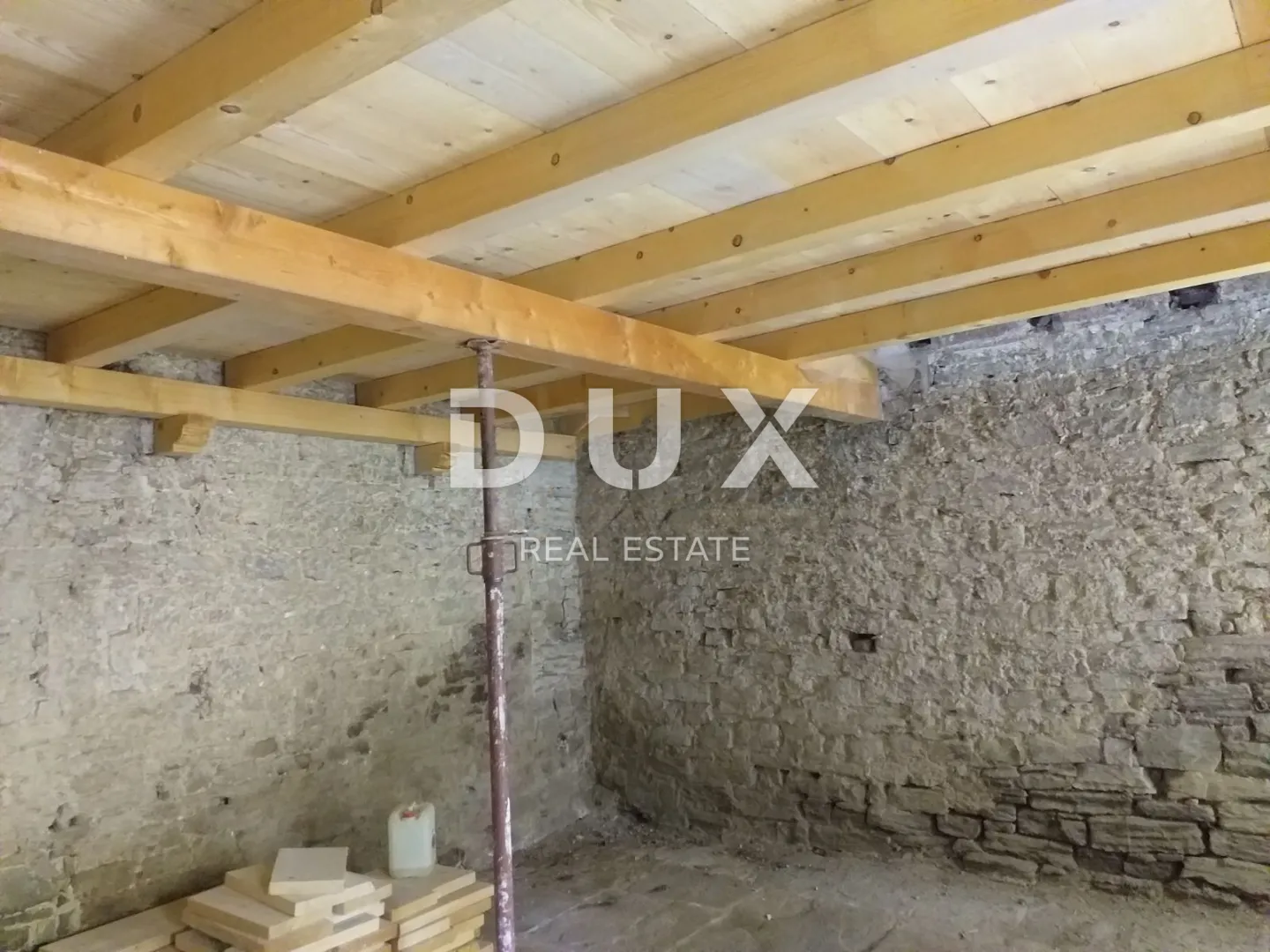 istra, motovun - kamena starina za adaptaciju - slika 3