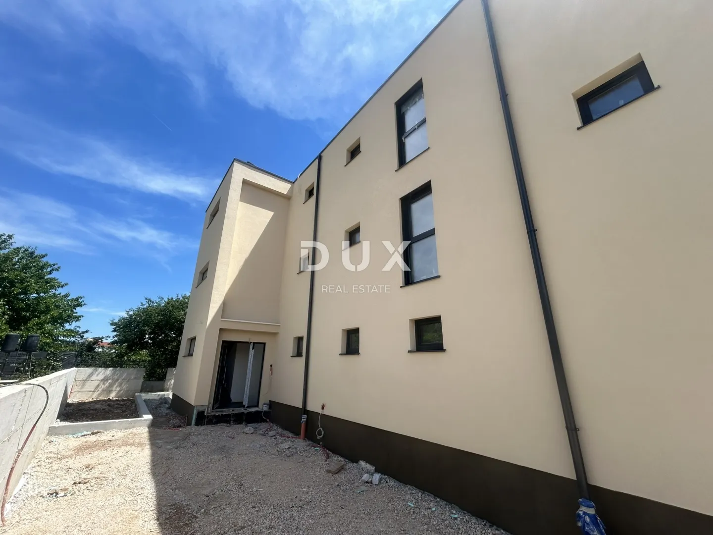 vodice – 3ss+db stan s vrtom i pogledom na more, 70 m od mora i plaže - slika 12
