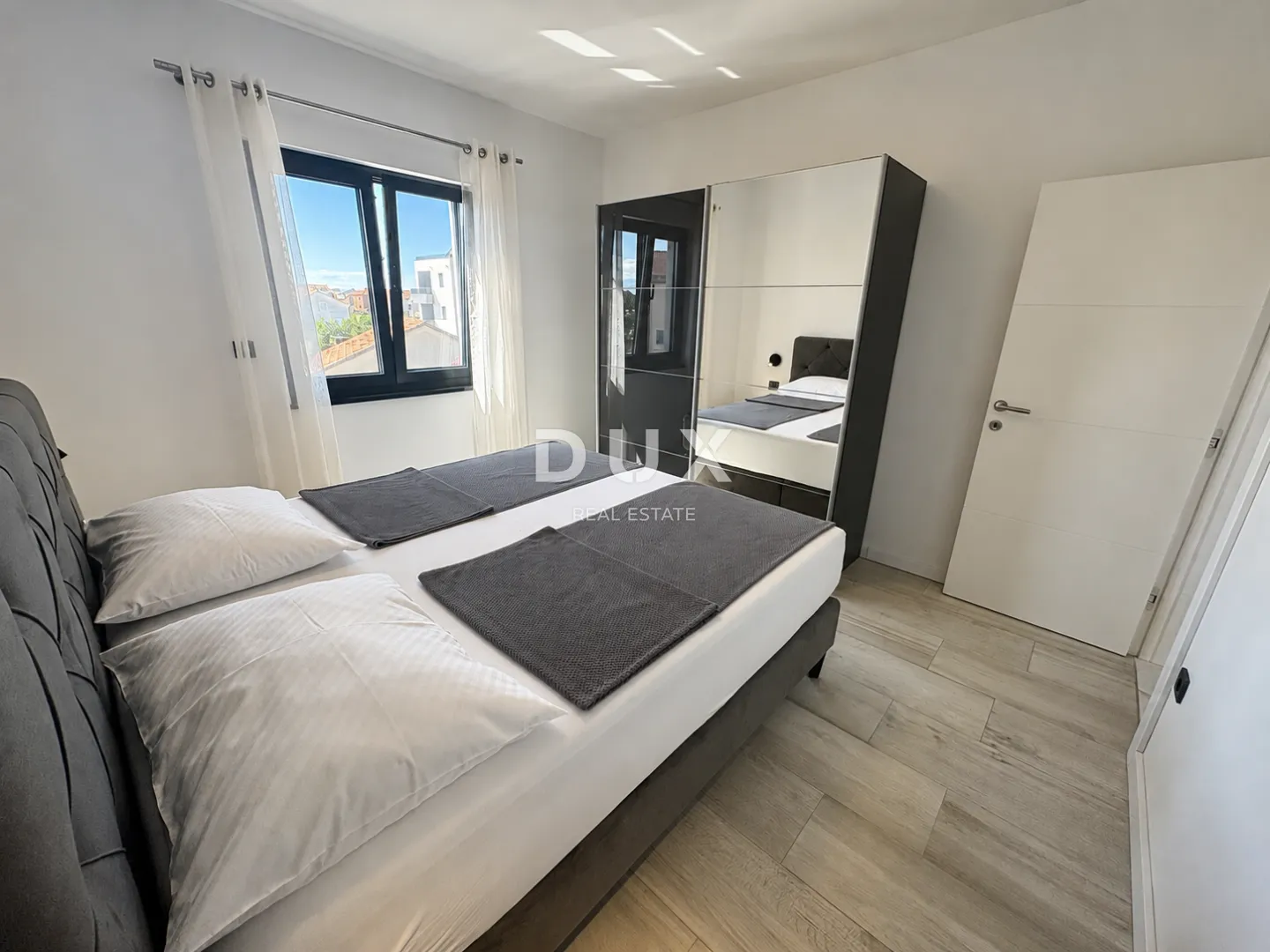 vodice, srima – dvosoban stan s terasom i studio apartman, 50m od mora i plaže - slika 7