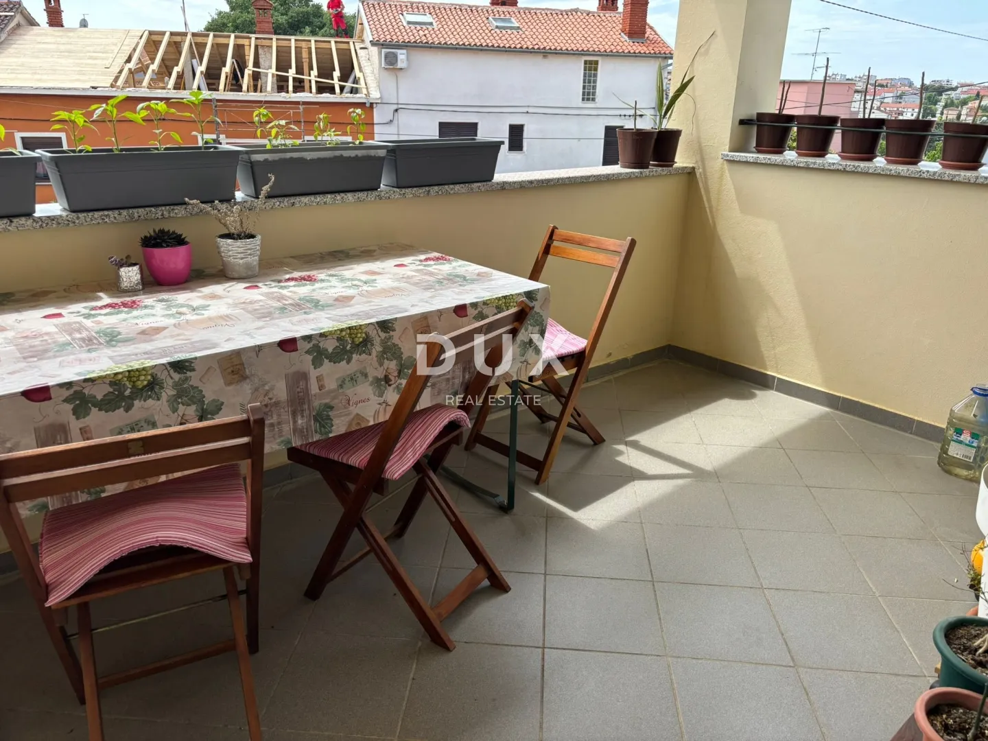 istra, pula - kuća s prostranim stanom, garažom i velikim poslovnim prostorom! - slika 13