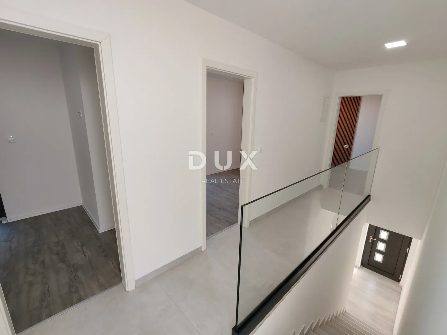 zadar, vrsi - vrhunska dvojna kuća s pogledom na more i okućnicom! b - slika 24