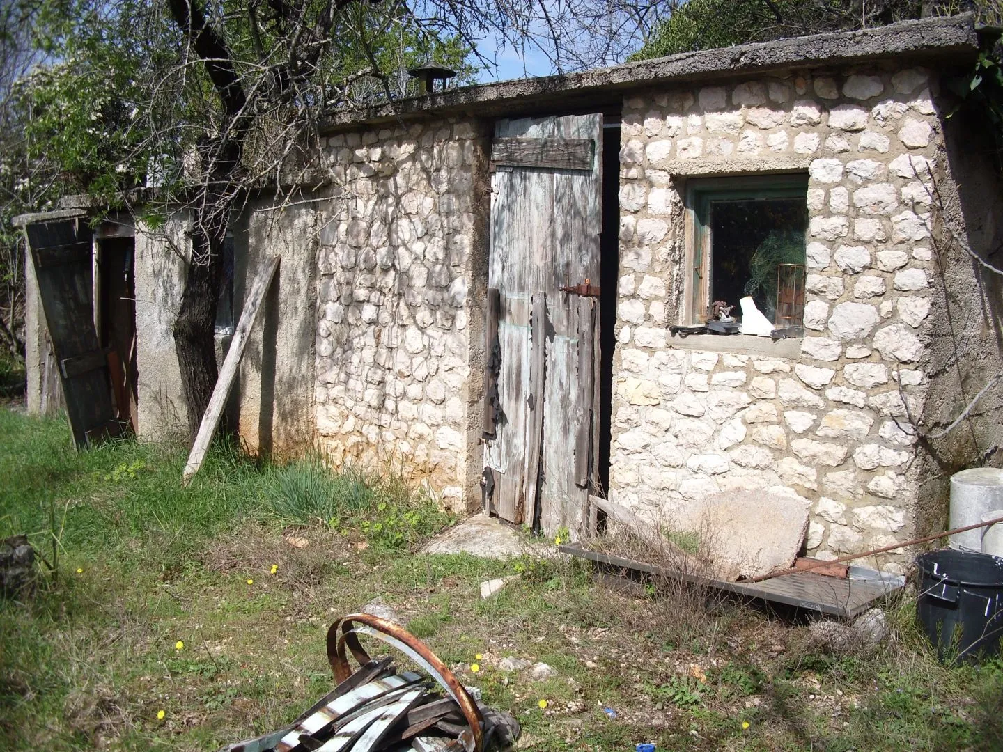 otok krk, kras - teren sa gospodarskim objektom - slika 5