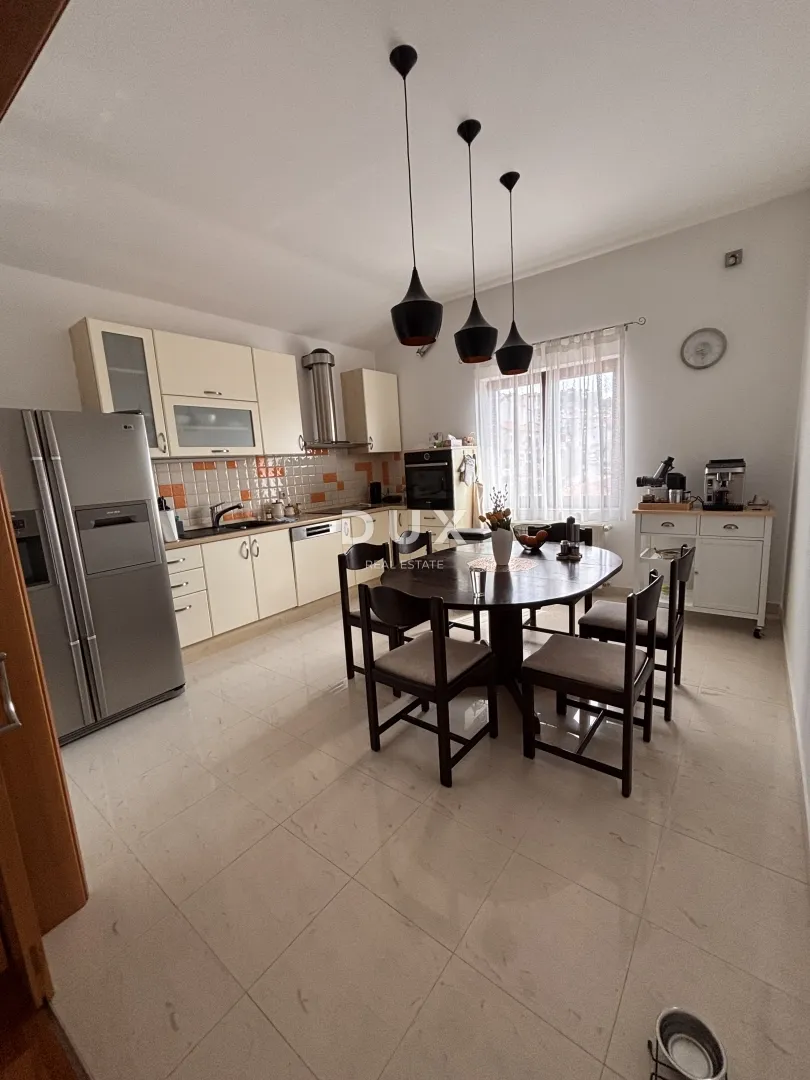 šibenik, crnica – dvoetažni stan sa pogledom i garažom, 250 m² - slika 4