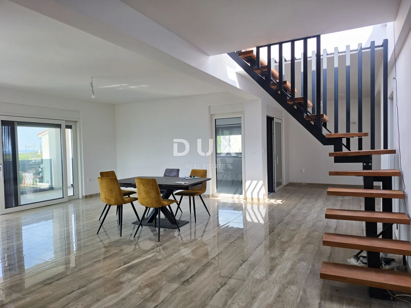 otok rab, banjol - luksuzni penthouse s 360° pogledom - slika 1