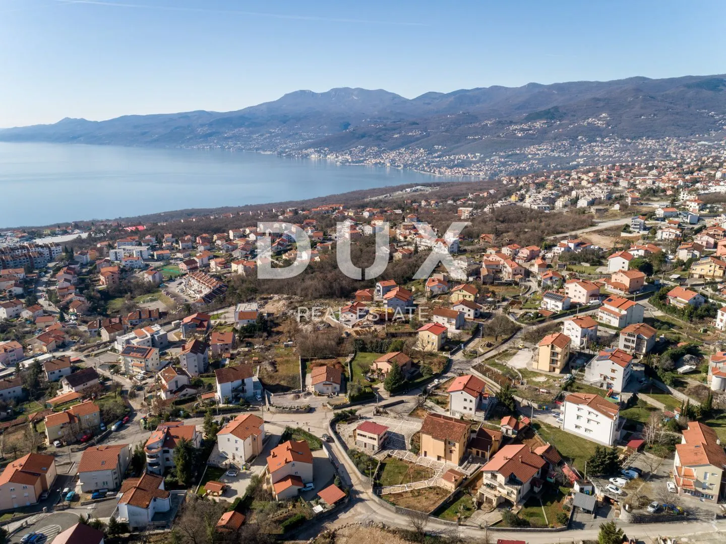 RIJEKA, KASTAV - građevinsko zemljište 2.451 m2 + 1.930 m2 s pogledom na more za stambenu zgradu - stanove / apartmane / obiteljsku kuću / villu! PRILIKA!!!