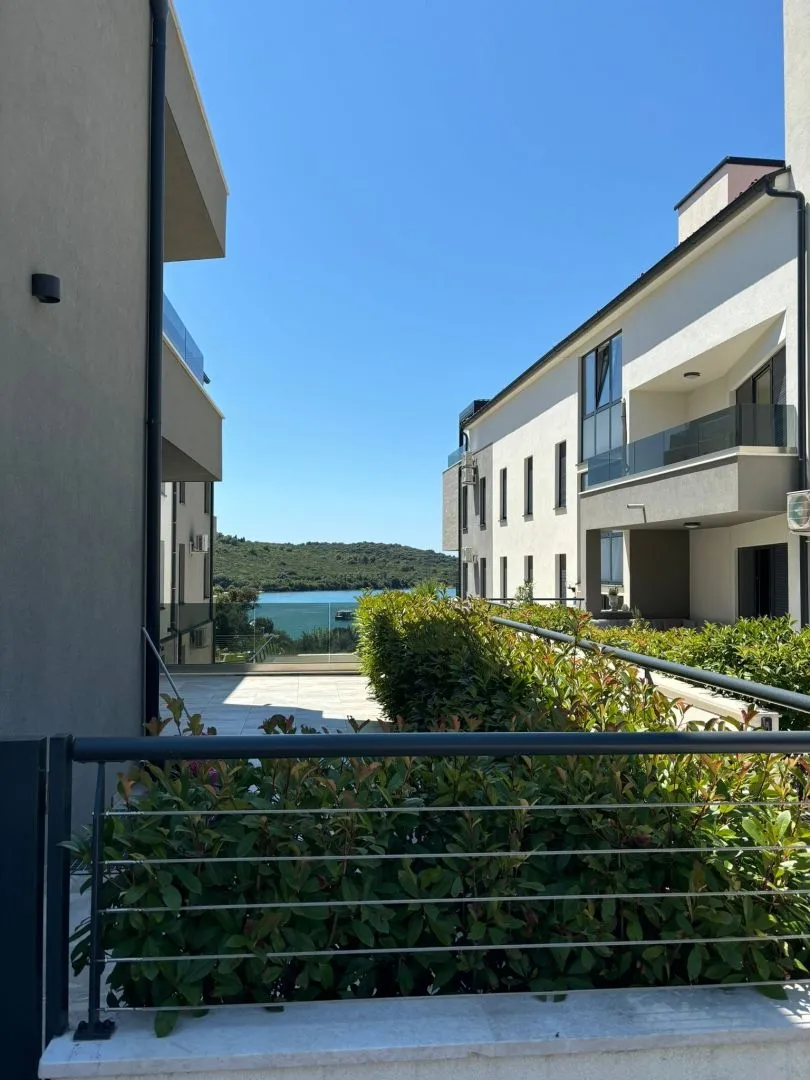 istra, medulin - luksuzni stan prvi red do mora s terasom i bazenom! - slika 44