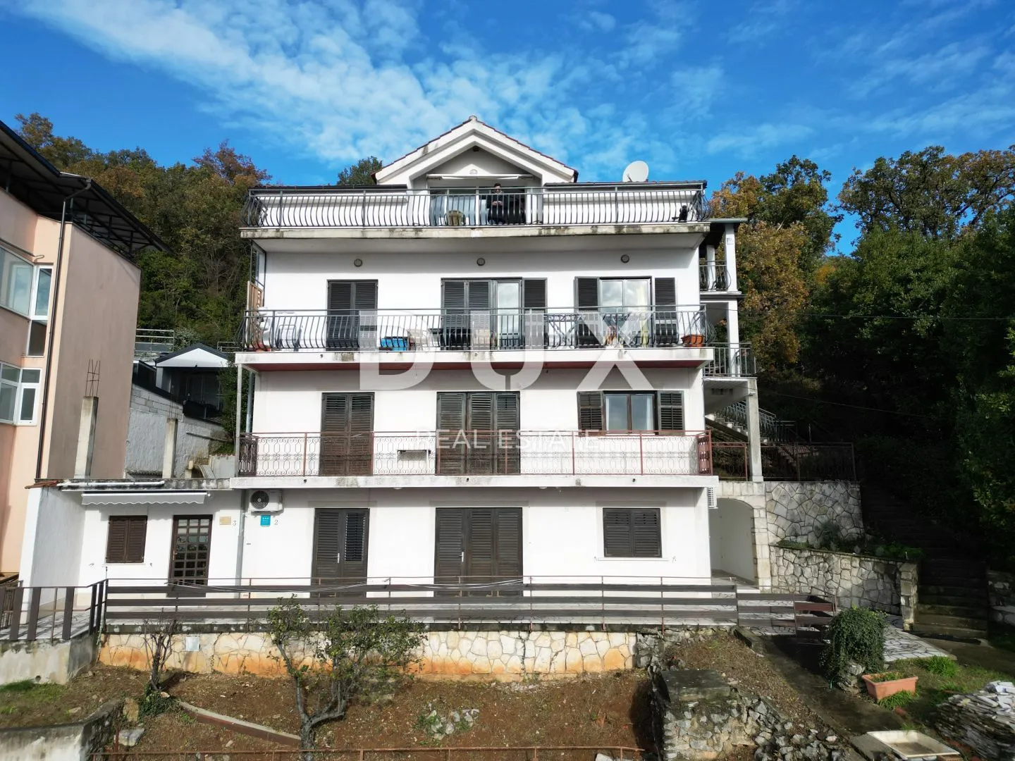 OPATIJA - dio kuće s pogledom na more s 2 stana i 1 apartmanom