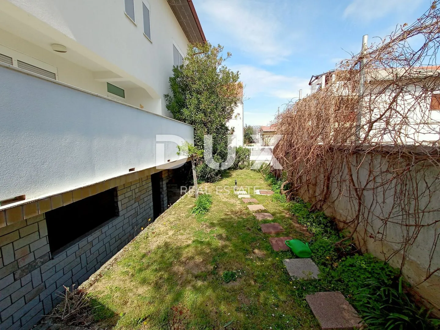 zadar, sabunike - prostrana apartmanska kuća s velikom okućnicom - slika 5