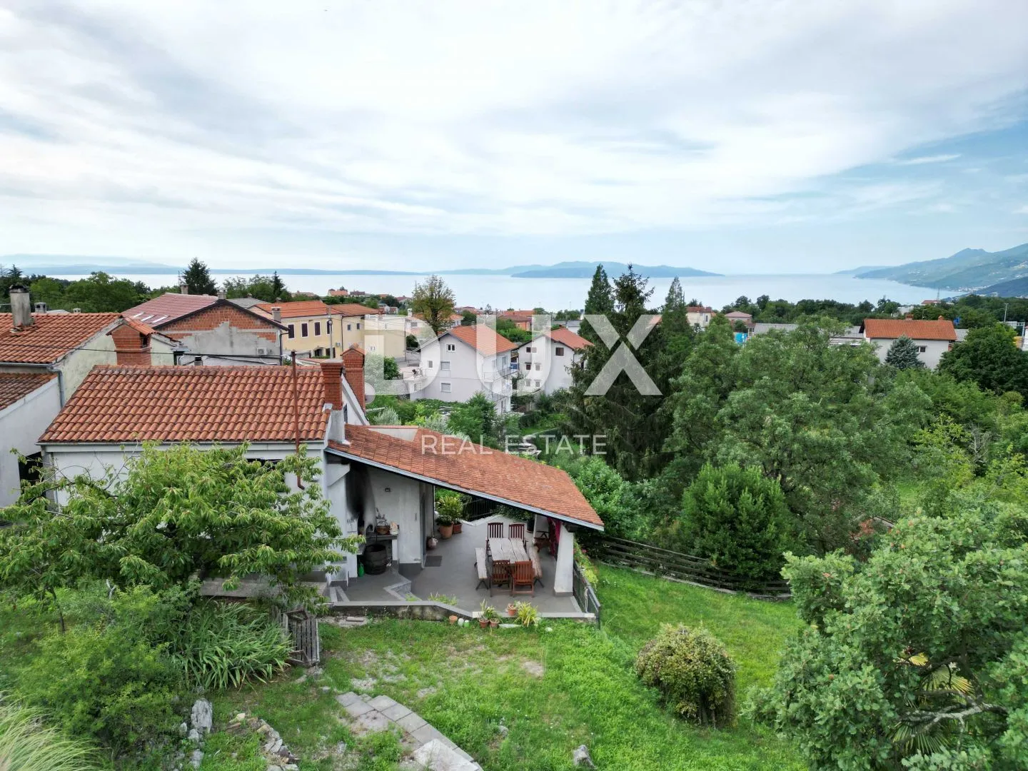 OPATIJA, KASTAV, TRINAJSTIĆI- kuća 110m2 s pogledom na more + garaža 90m2 + pomoćne zgrade 45m2 + okoliš 4100m2