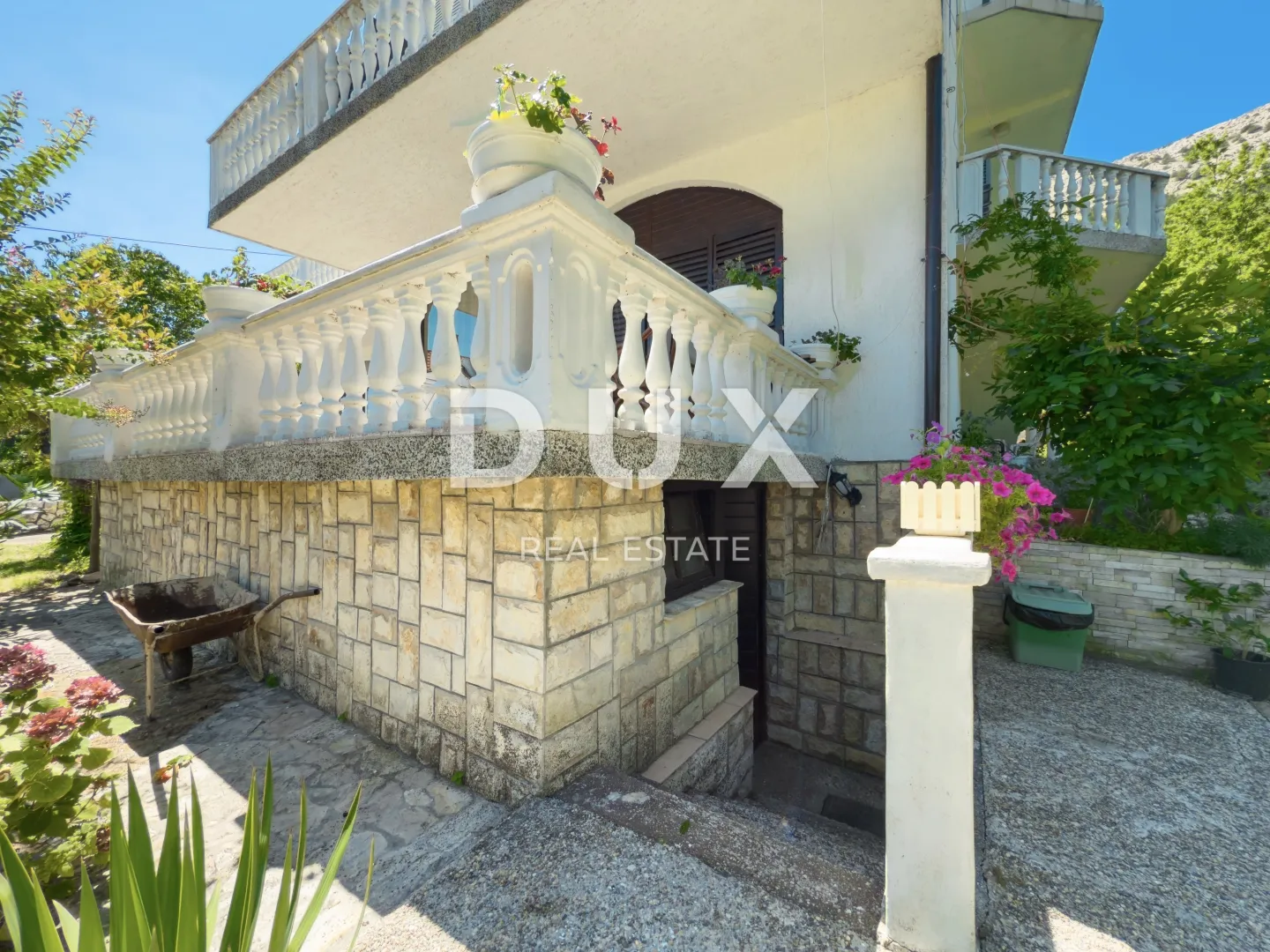 otok krk, baška - kuća s 5 apartmana i velikom okućnicom - slika 56