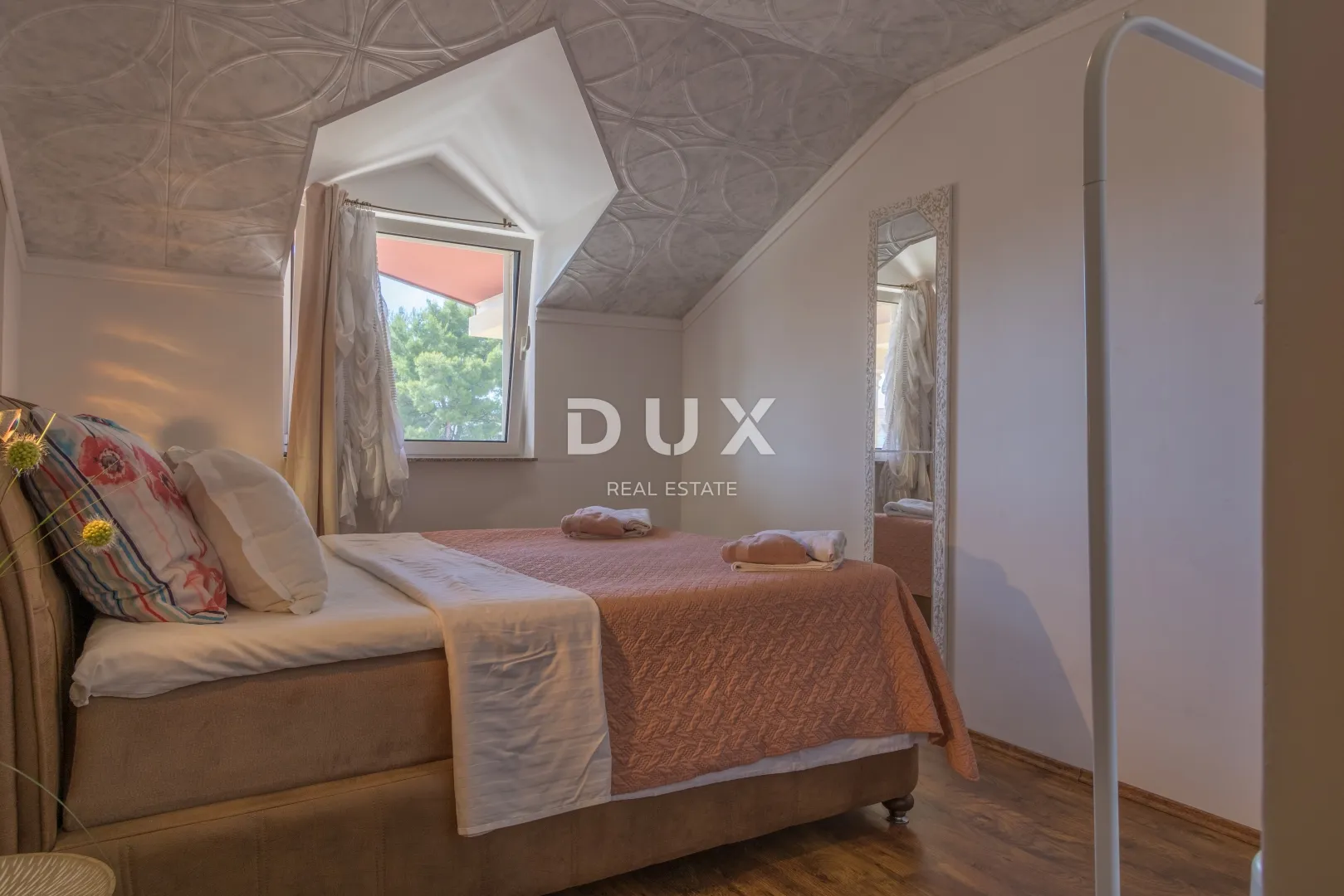 vodice, vila sa 7 apartmana i bazenom - slika 24