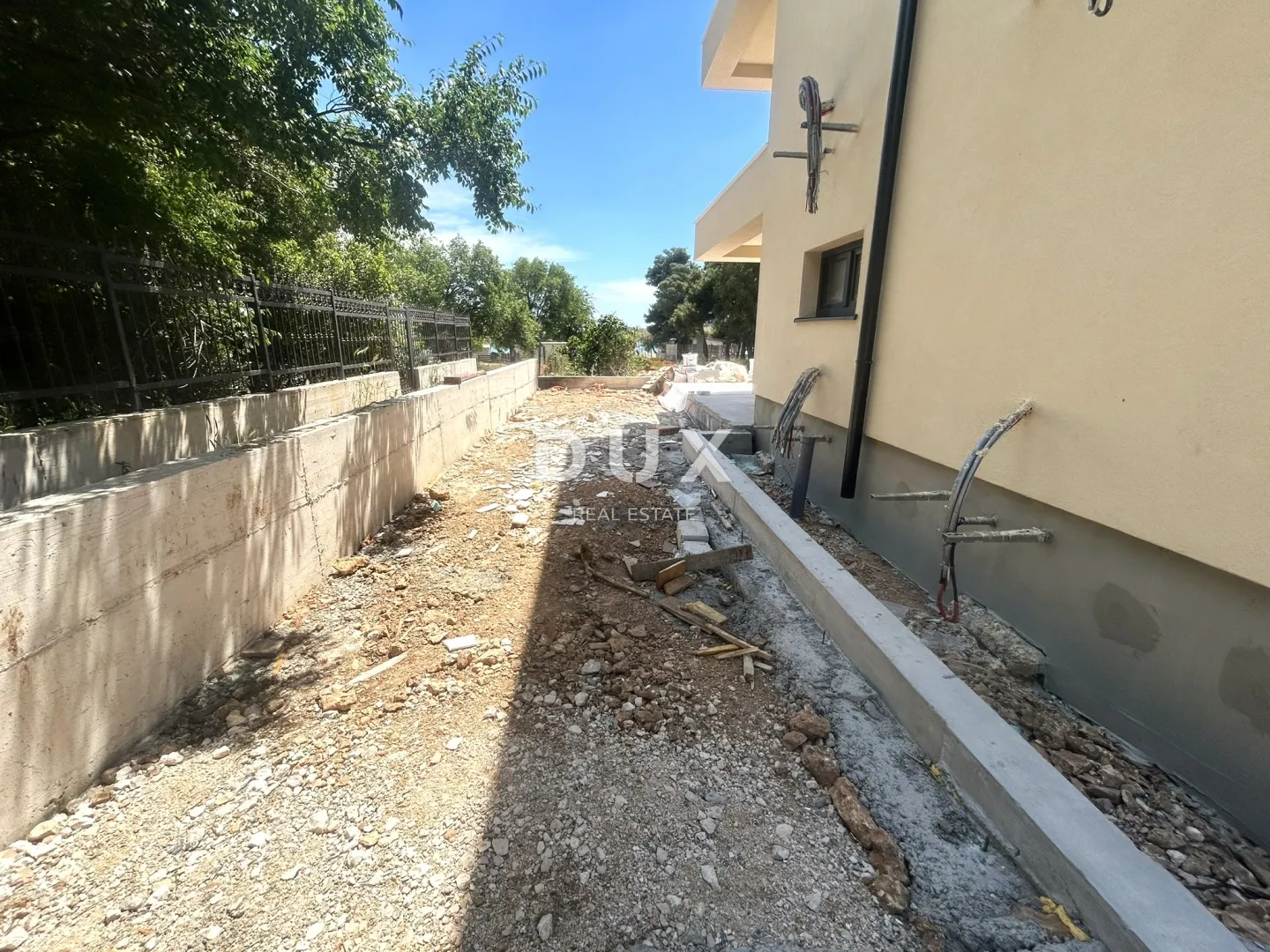 vodice – 3ss+db stan s vrtom i pogledom na more, 70 m od mora i plaže - slika 9