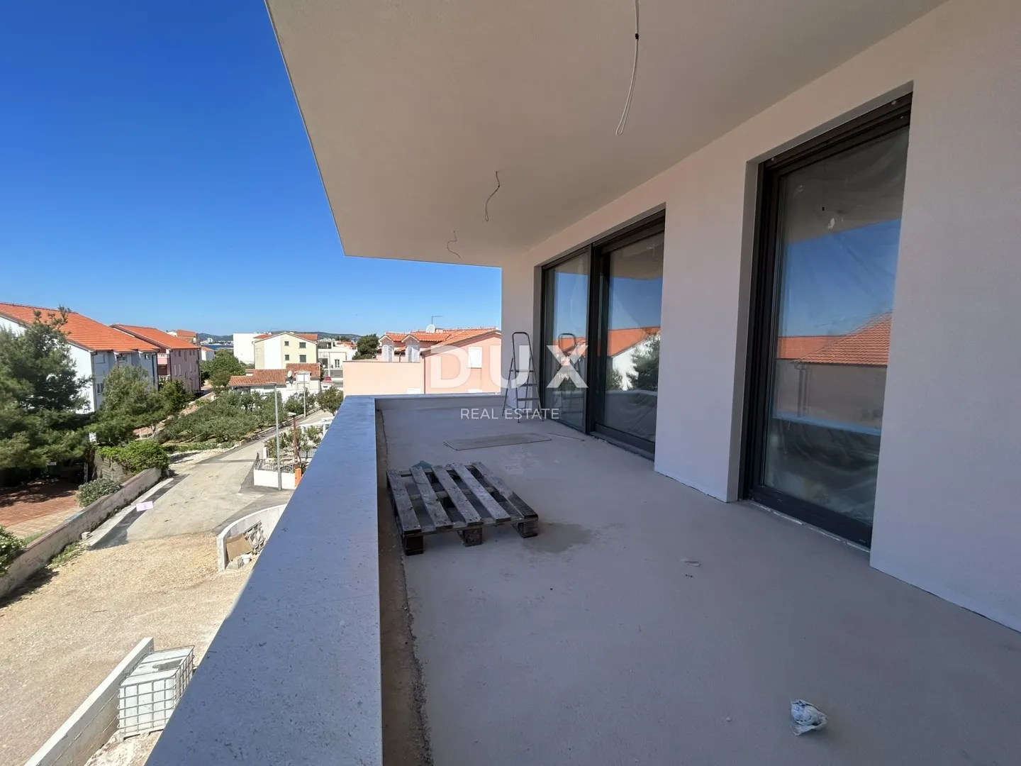 vodice, srima – luksuzni penthouse, 70 m od mora, s liftom - slika 2