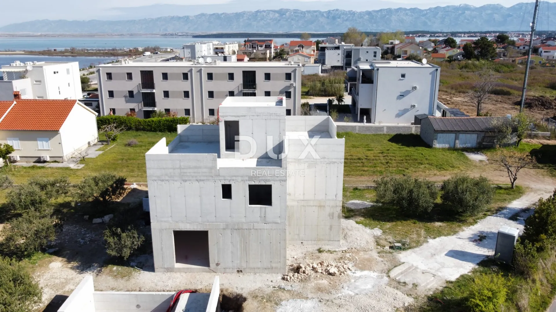 zadar, nin - duplex zgrada sa dva etažna stana i bazenima - slika 9