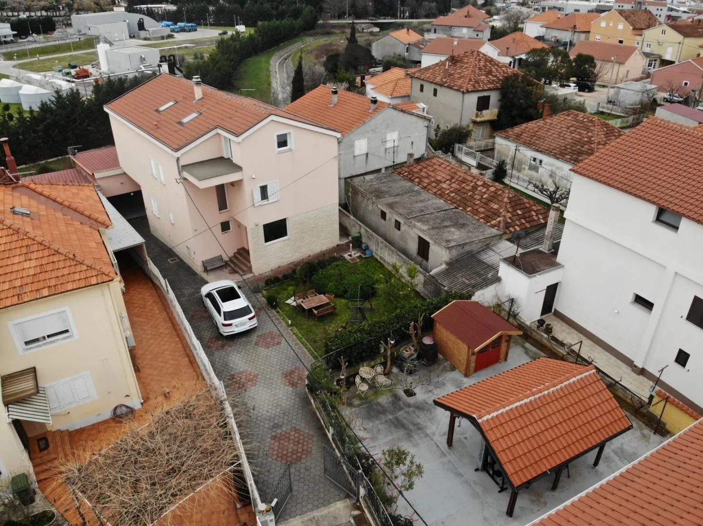 zadar, smiljevac - prostrana renovirana kuća s garažom - slika 33