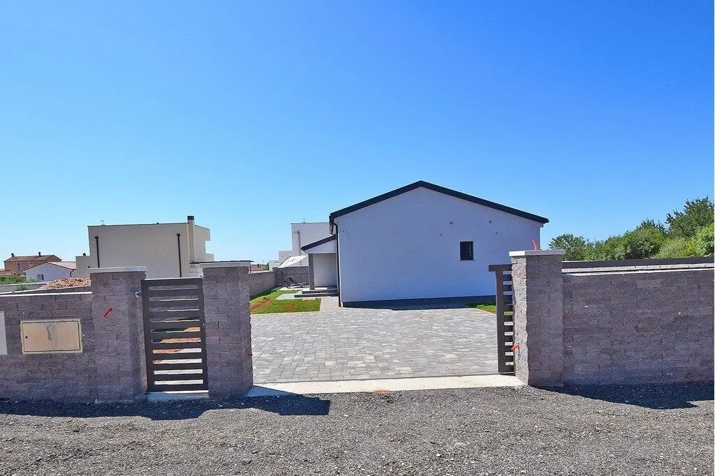 istra, pula - moderna prizemnica nedaleko gradske vreve - slika 27