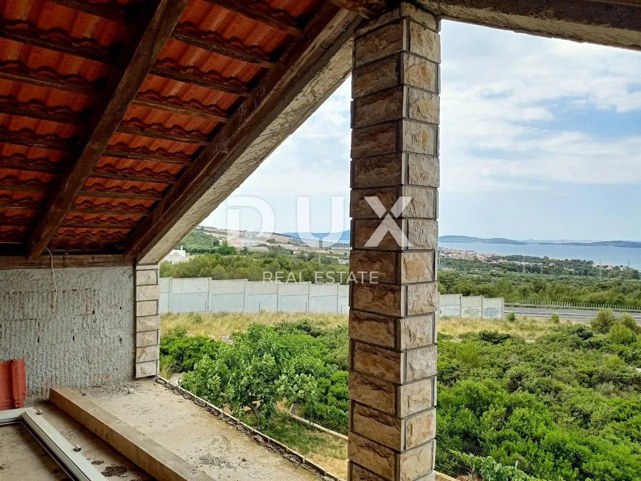 zadar, ploče - prostrana višekatnica s pogledom na more - slika 33