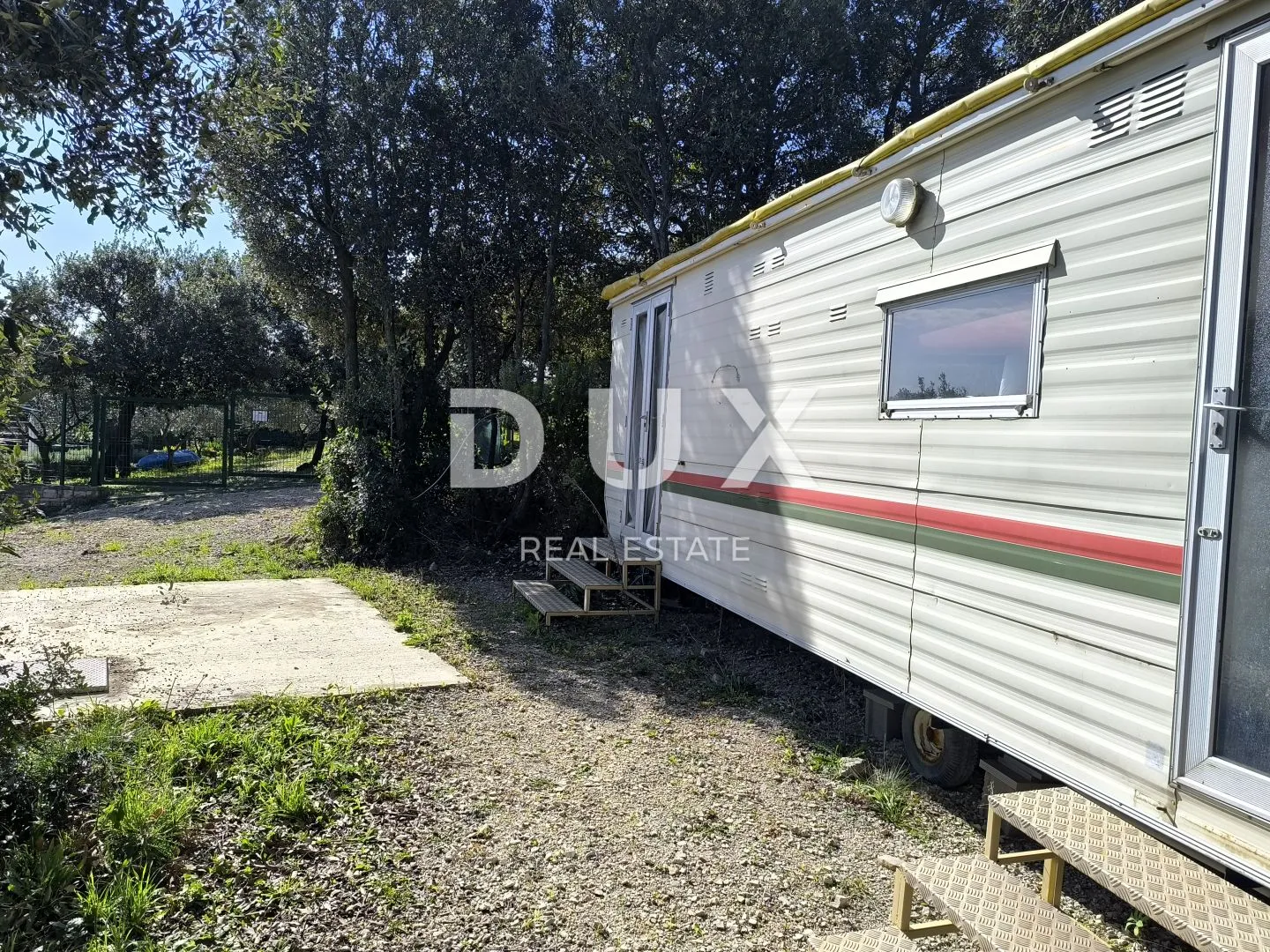 istra, peruški - zemljište 2. red do mora s kamp kućicom, solarne, voda, septička - slika 3