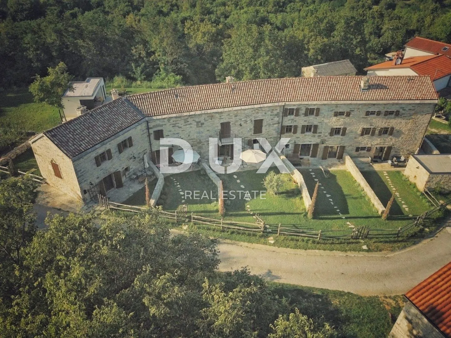 istra, grožnjan - prekrasno imanje sa 5 stambenih jedinica - slika 4