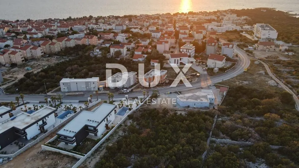 otok pag, novalja - kućica u nizu s bazenom. prilika! - slika 2