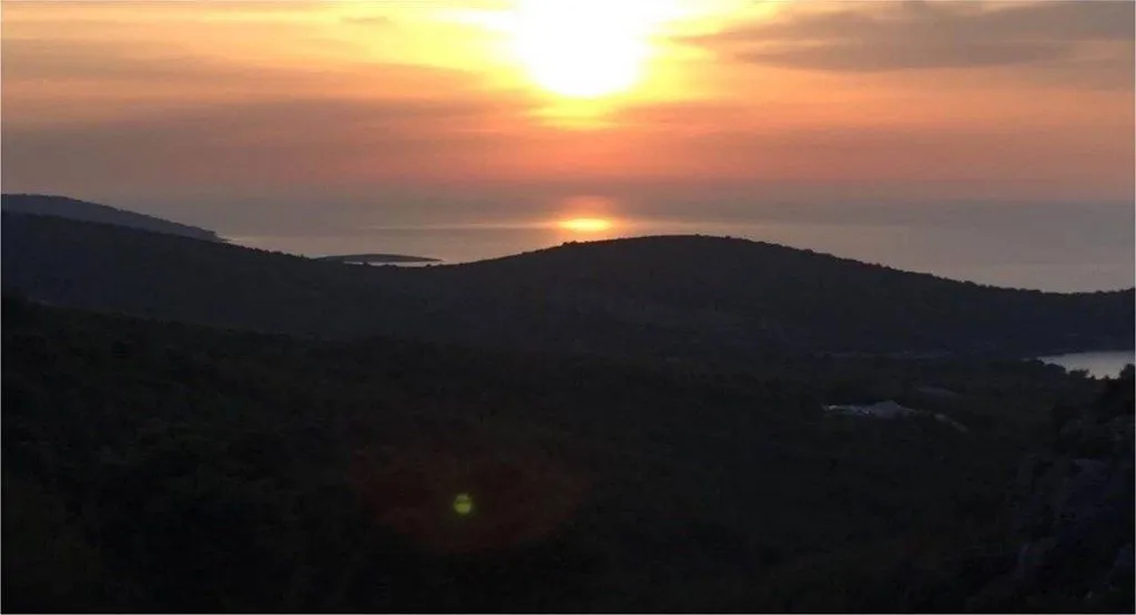 HVAR- zemljište 30000m2 s pogledom na more i s projektom za boutique hotel ili luxuznu villu