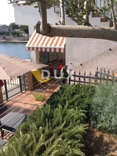 dalmacija, karlobag - kuća za odmor, prvi red do mora - slika 12