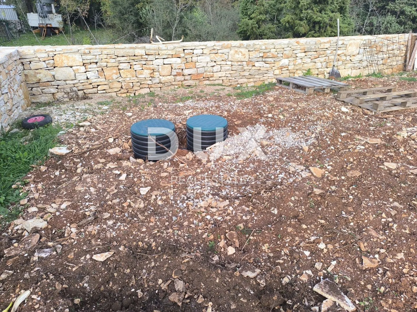 istra, peroj - vikend zemljište s ruševinom ograđeno suhozidom - slika 3