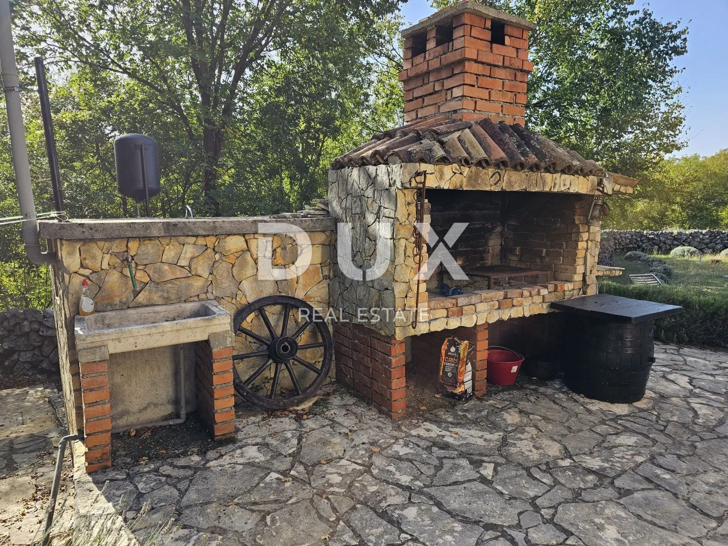 otok krk, vrbnik (okolica) - samostojeća kuća na osami sa dva apartmana - slika 17