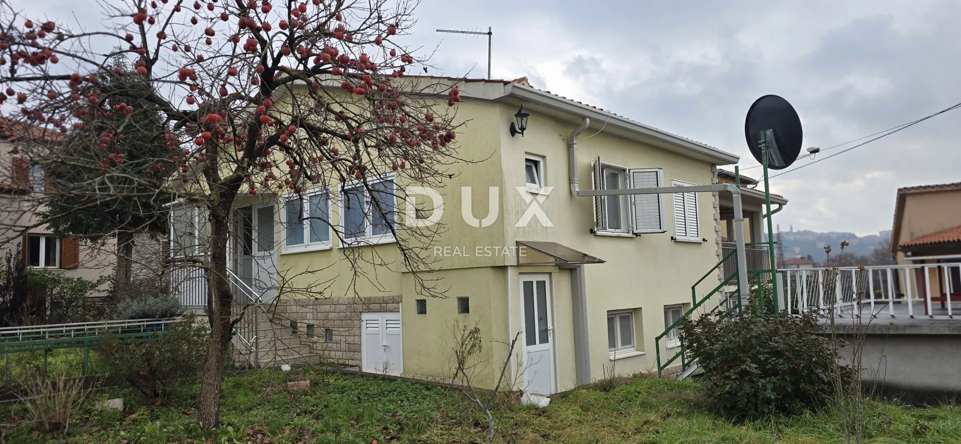 ISTRA, LABIN - Kuća s dva stana s velikim terasama, garaža i ognjište s galerijom u neposrednoj blizini centra