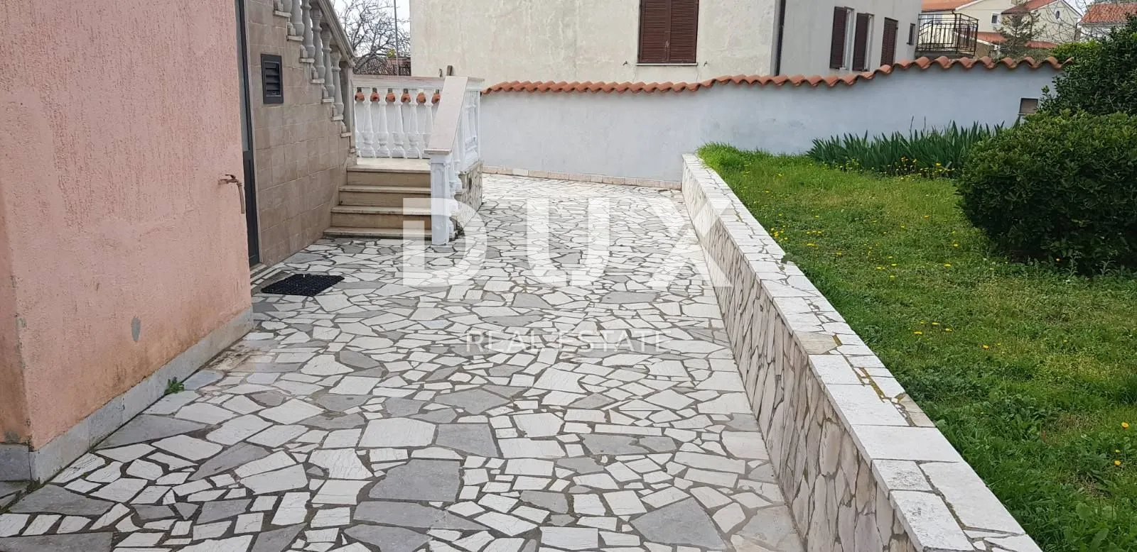 istra, ližnjan - kuća sa tri stana - slika 24