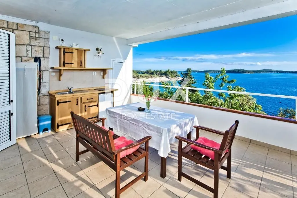 otok hvar - vila u gradu hvaru prvi red do mora - slika 35