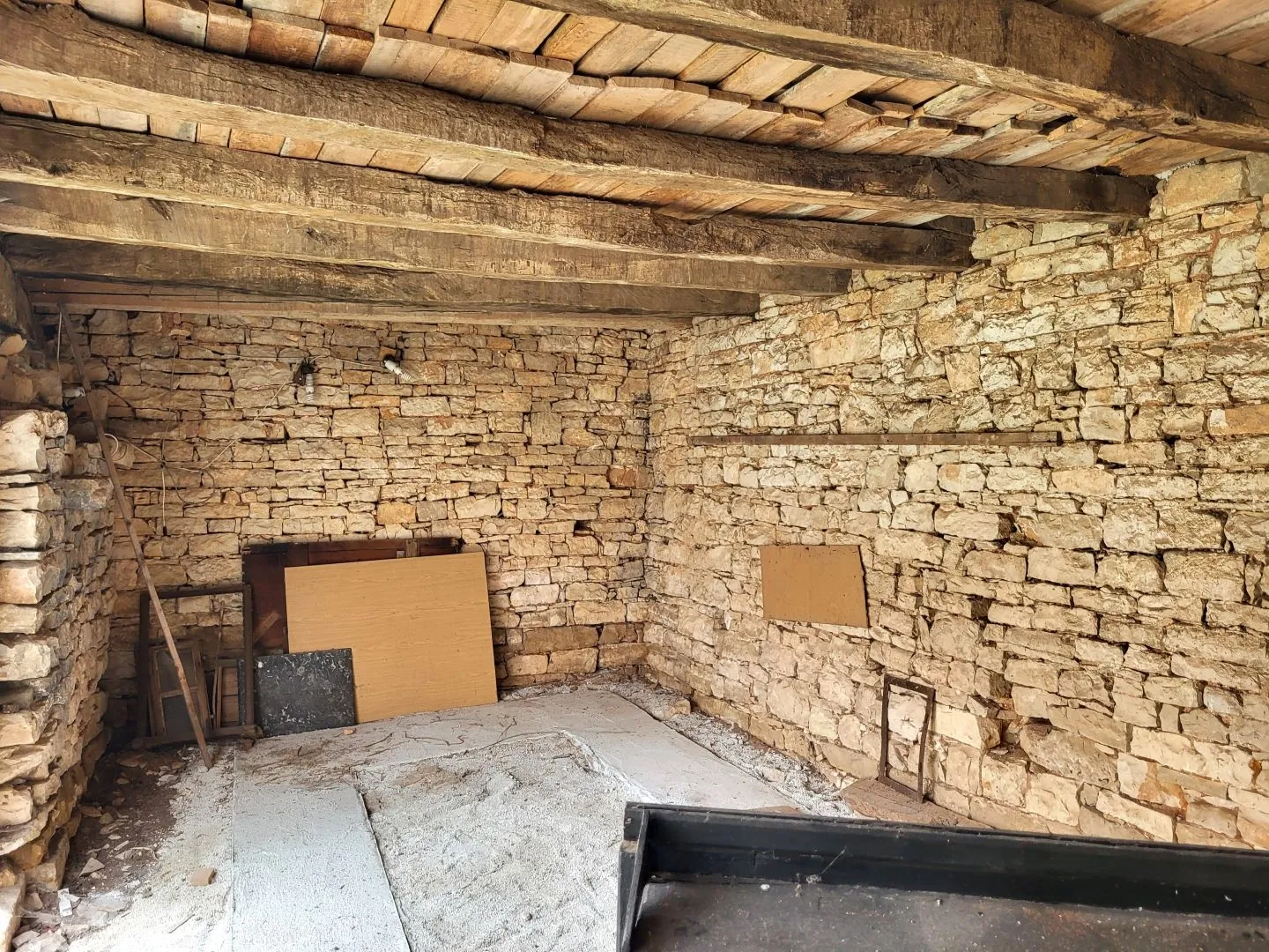 istra.tinjan - dva kamena objekta - slika 6