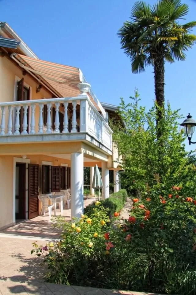OPATIJA - obiteljska kuća s dva apartmana za iznajmljivanje