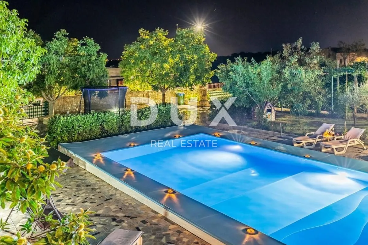 ISTRA, PULA Vila s bazenom i 2 apartmana na prostranoj okućnici 1700 m2 - Jadreški, Ližnjan