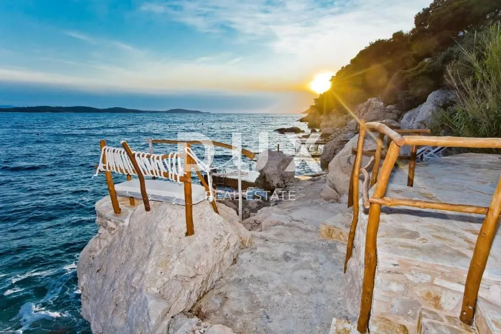 otok hvar - vila u gradu hvaru prvi red do mora - slika 28