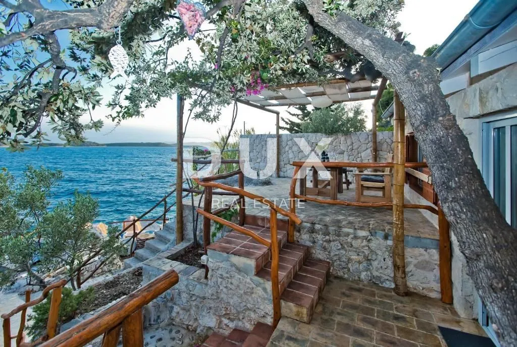 otok hvar - vila u gradu hvaru prvi red do mora - slika 4