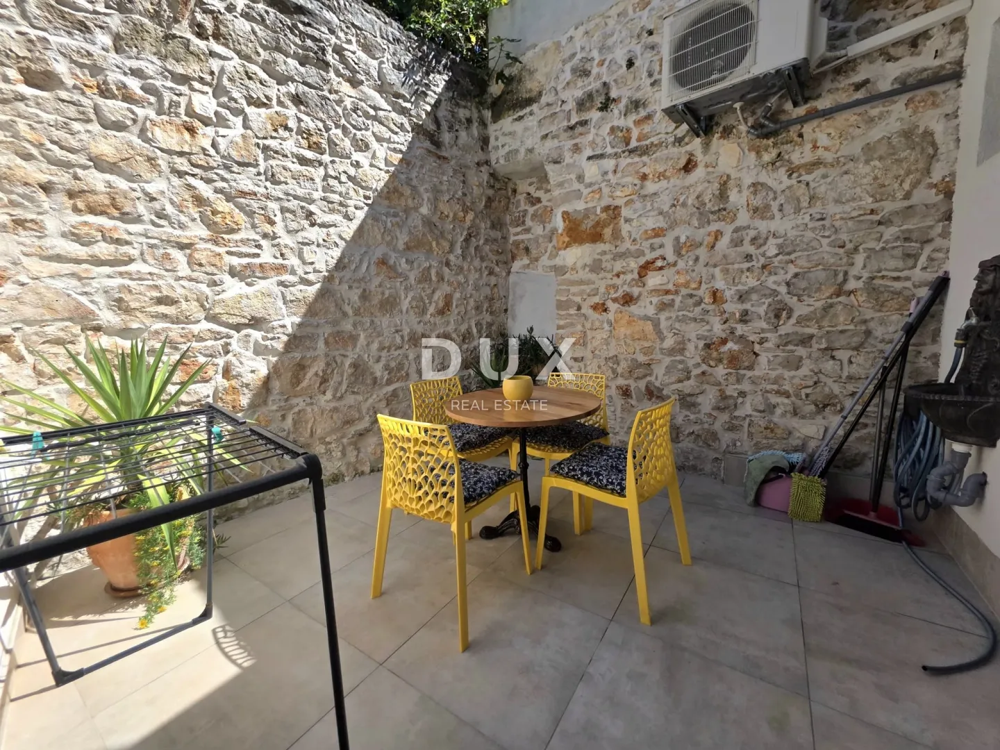 istra, pula - prodaja 2ss + db potpuno renoviran stan u centru grada - slika 19
