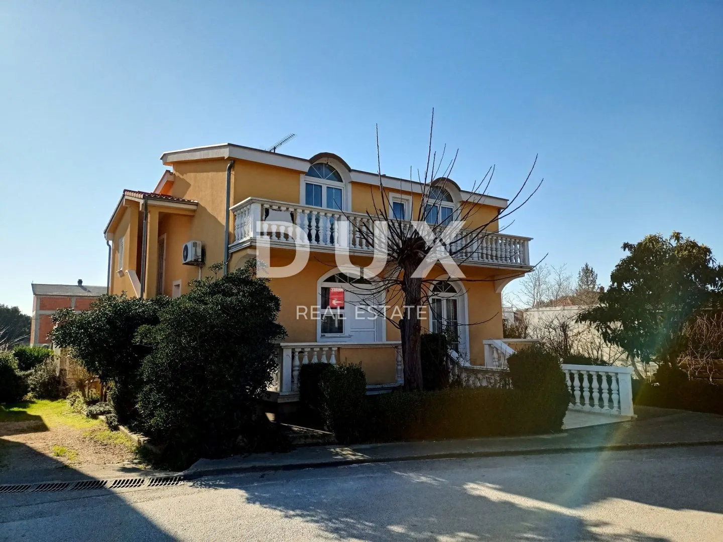 pakoštane - prostrana katnica s tri apartmana - slika 1