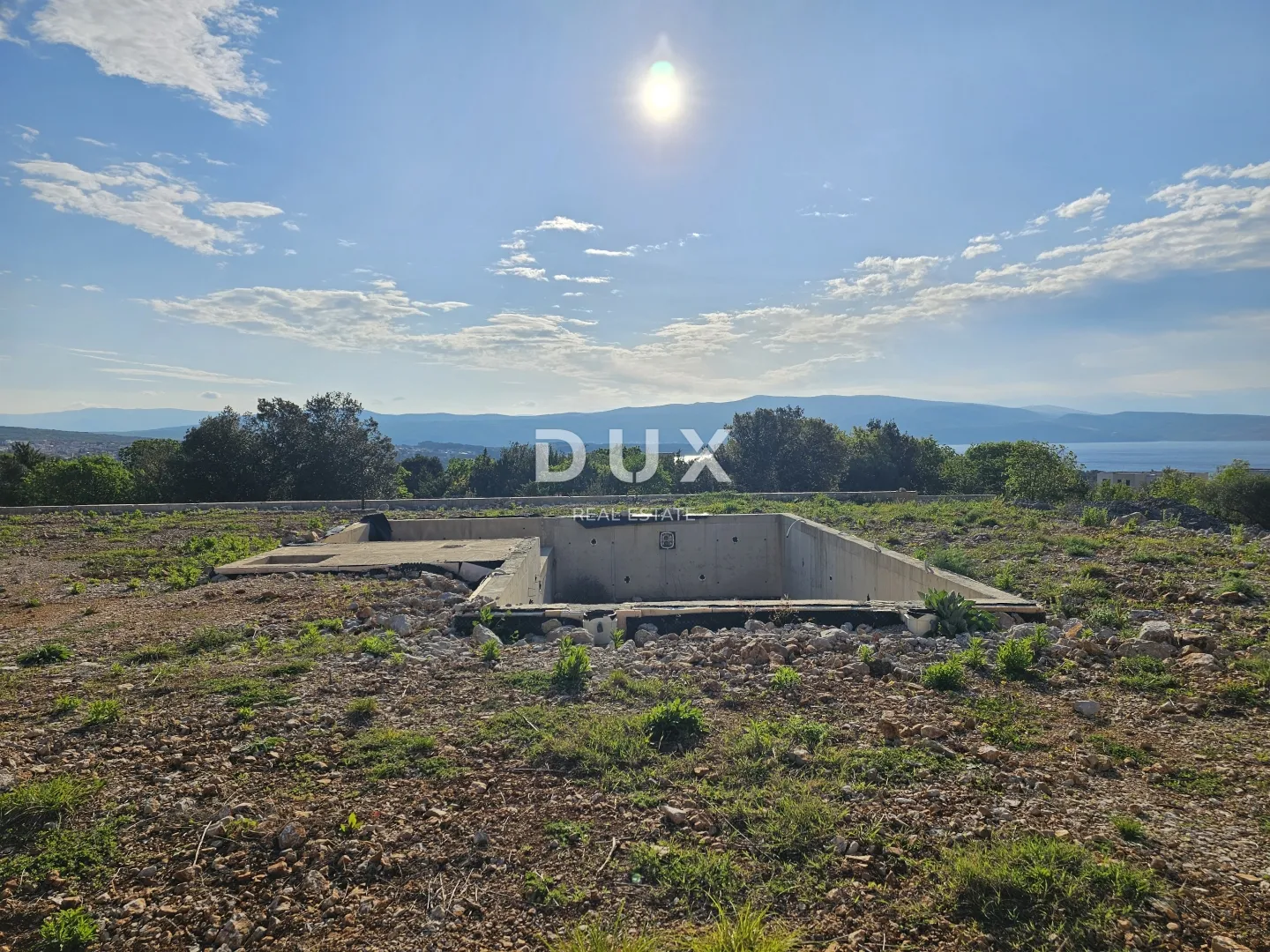 OTOK KRK, GRAD KRK - Fantastično zemljište s građevinskom dozvolom i panoramskim pogledom na more