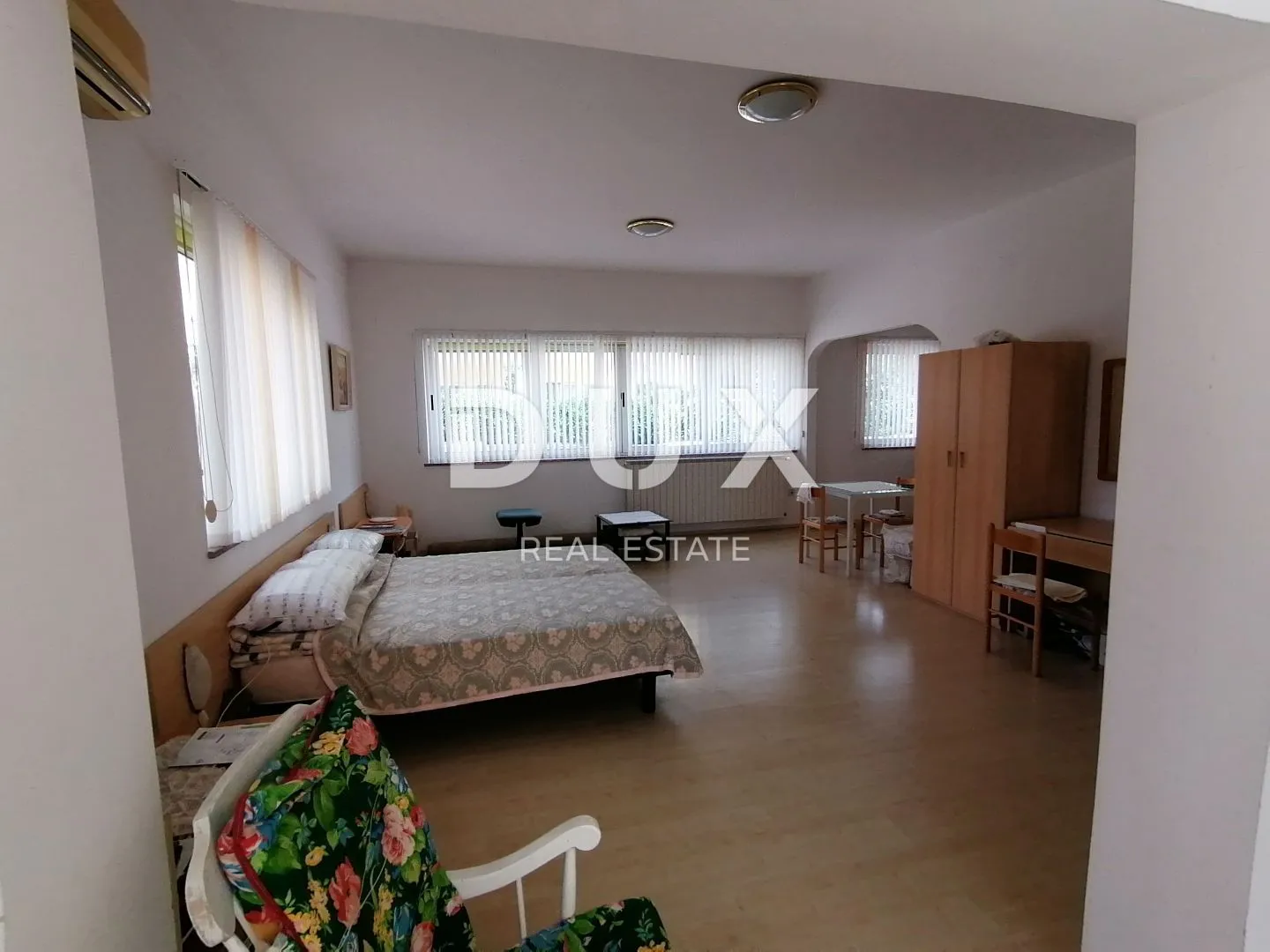 istra, pula - kuća sa tri stana i poslovnim prostorom! - slika 17