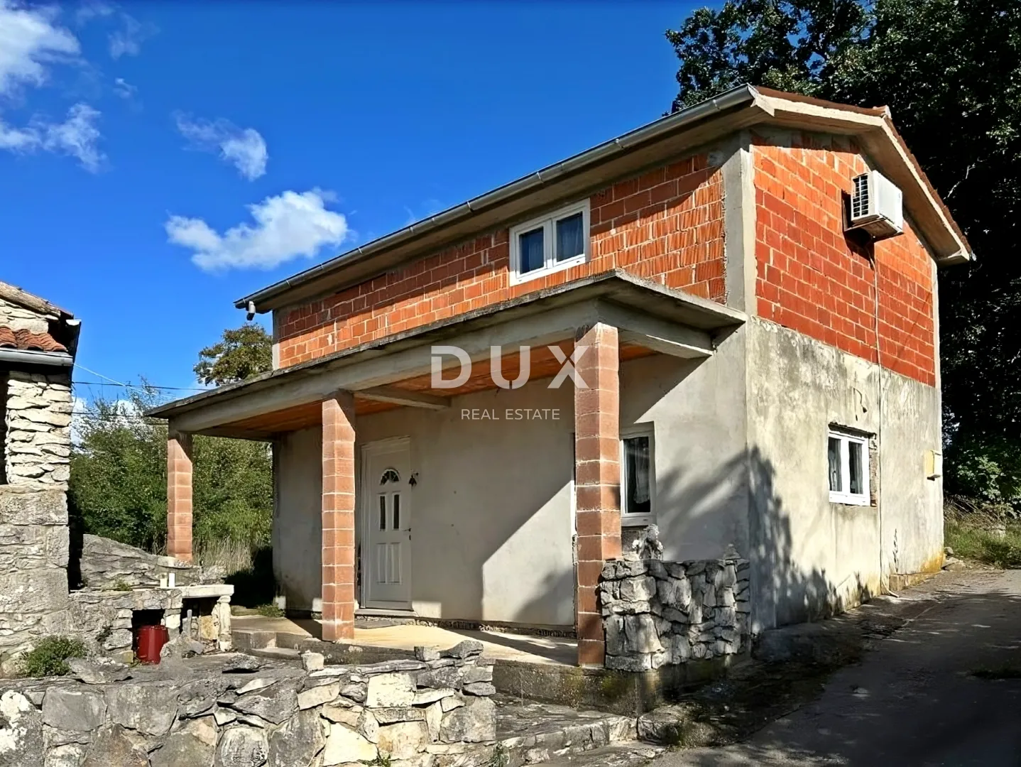 ISTRA, LABIN - Dvije kuće na rubu naselja