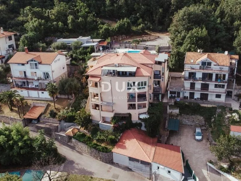 OPATIJA - stan u stambenoj zgradi sa zatvorenom terasom samo 200 metara od plaže