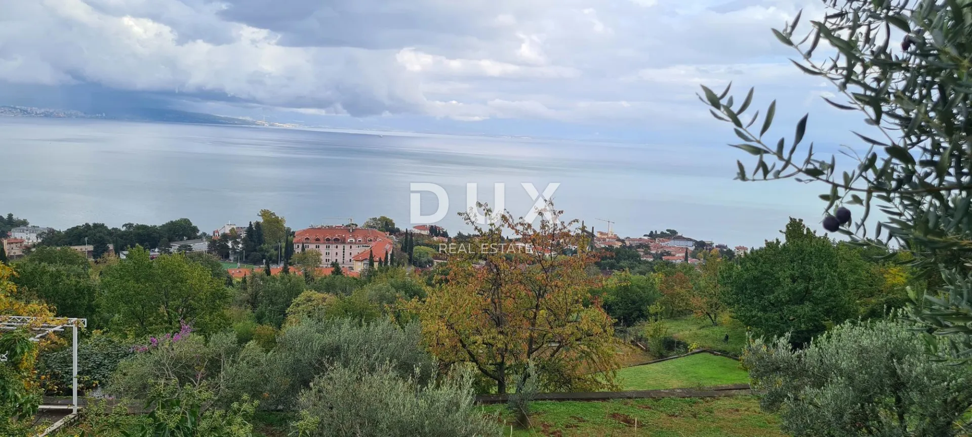 OPATIJA, LOVRAN- građevinsko zemljište 1220m2 s panoramskim pogledom na more za stambenu zgradu- stanove/ obiteljsku kuću /villu za iznajmljivanje s bazenom