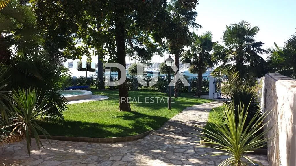 istra, umag - jedinstvena vila s bazenom, prvi red do mora - slika 22