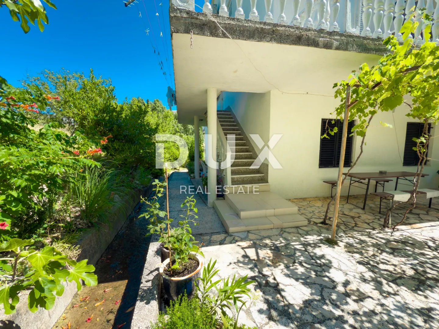 otok krk, baška - kuća s 5 apartmana i velikom okućnicom - slika 6