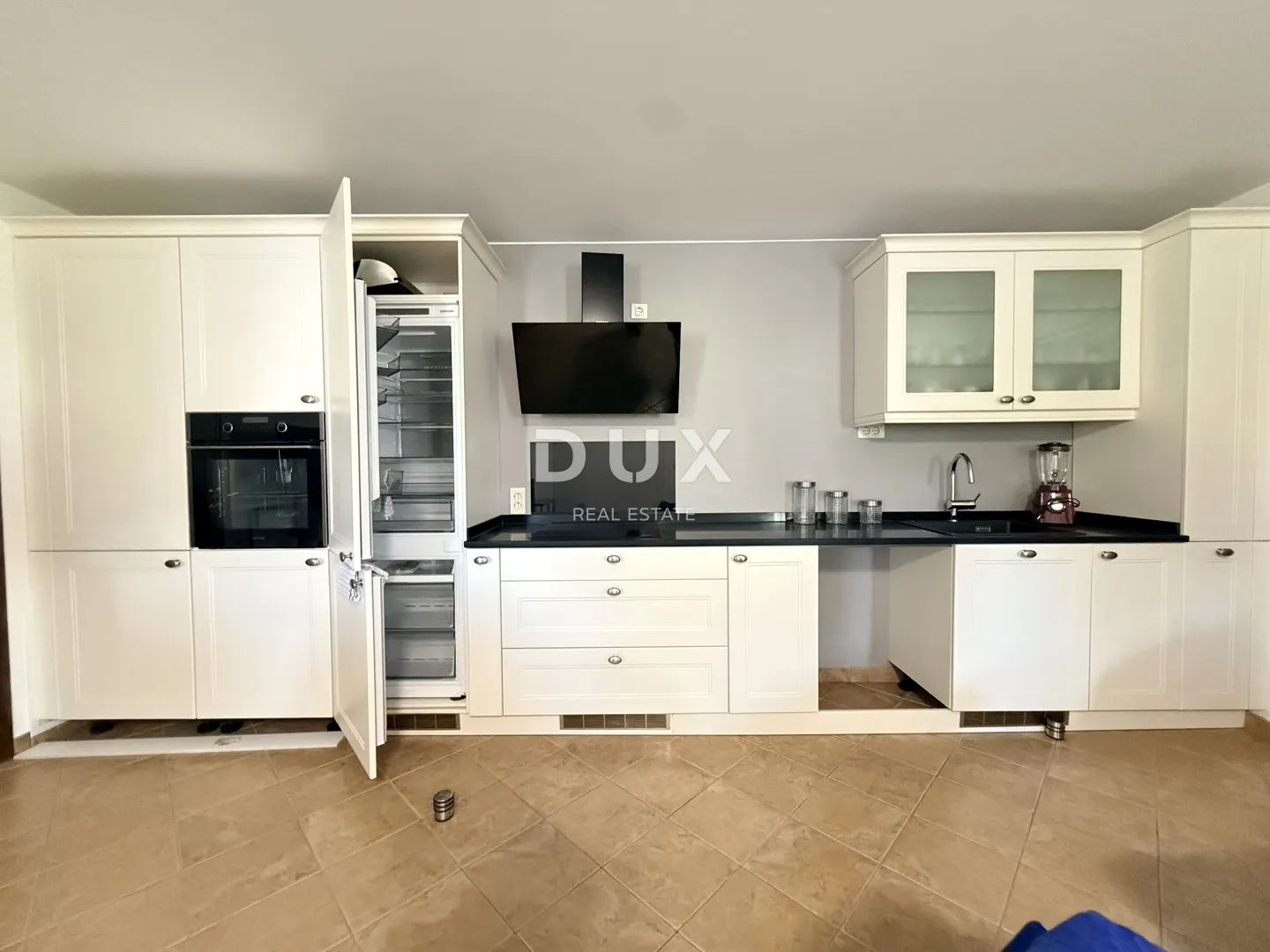 kastav, brnčići – luksuzna villa američkog stila na privatnoj parceli od 2000m2 - slika 6