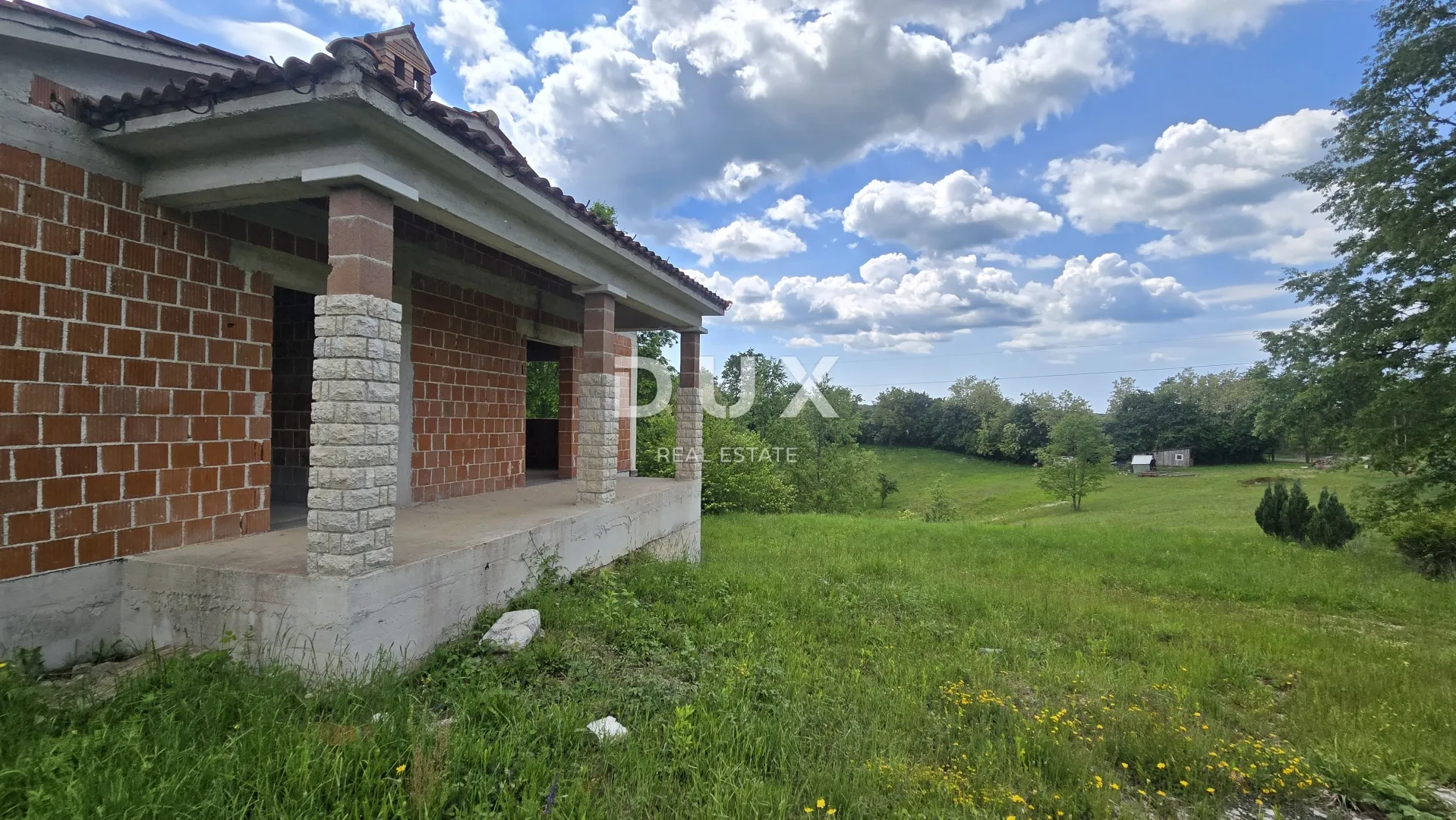 ISTRA, GRAČIŠĆE - Ekskluzivna privatnost, mir i otvoreni pogled – kuća s velikom okućnicom